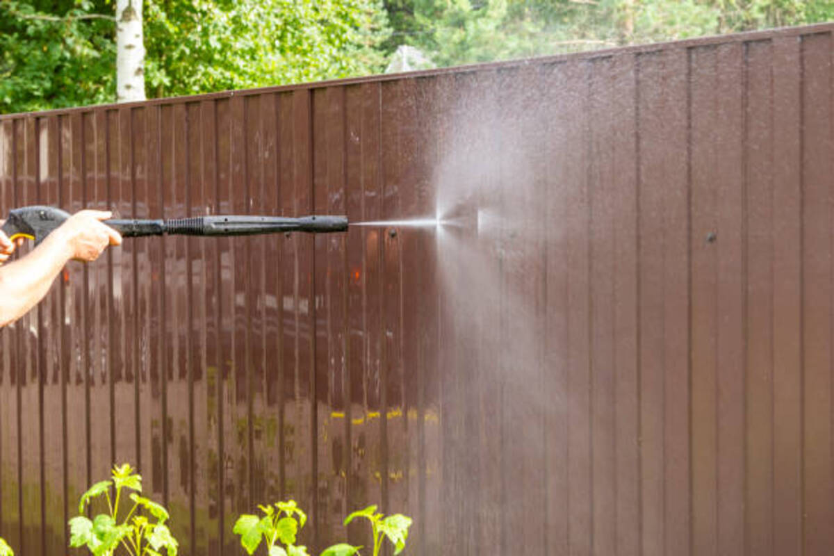 What Are the Benefits of Regular Fence Cleaning Maintenance?