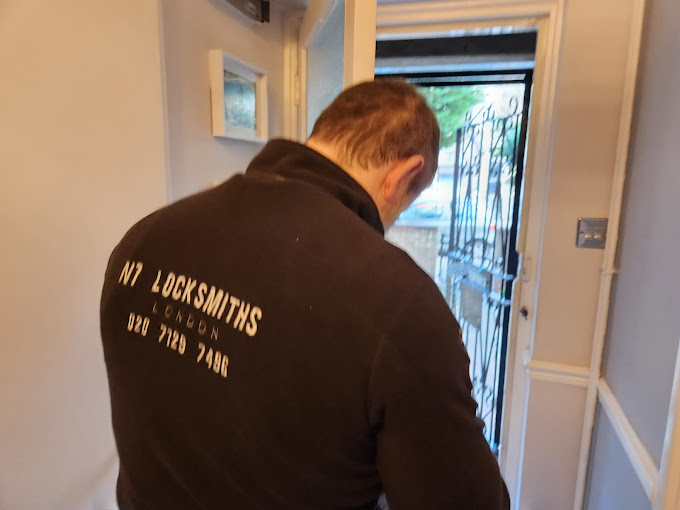 Locksmith Services on Chelsea Bridge Road