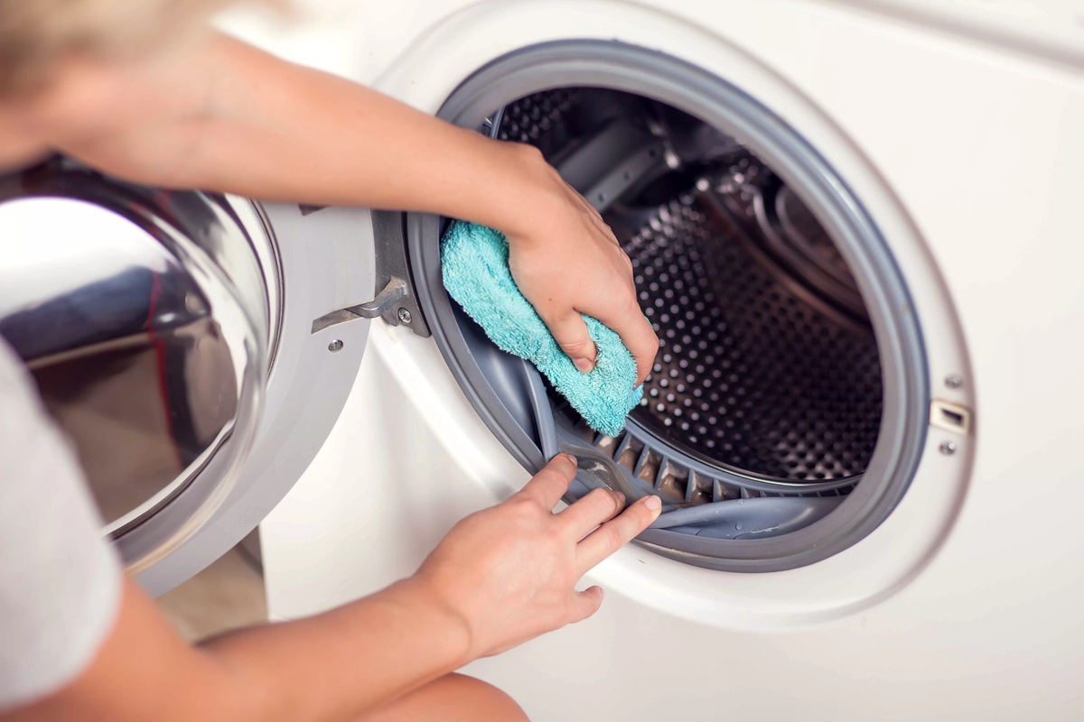 cleaning black mold from washing machine