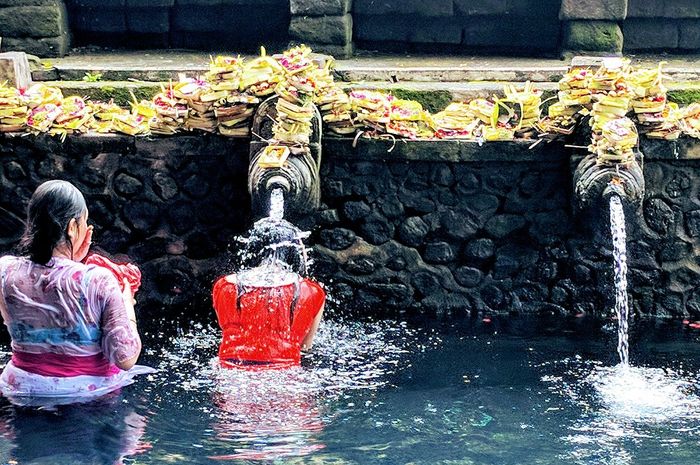 Menyaksikan Hutan Lembayung serta Tradisi Penyucian Air Purba